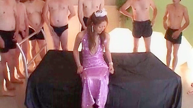 可爱日本女王天然奶子接受颜射享受