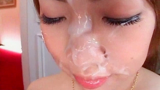 可爱的性感日本妹子正在给深度口交服务