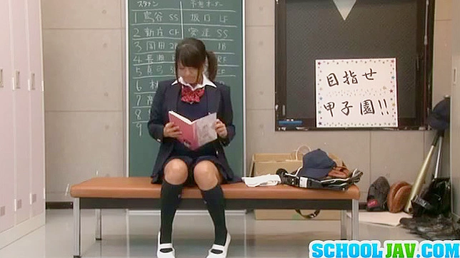 严厉的教室性爱对温顺的亚洲女学生