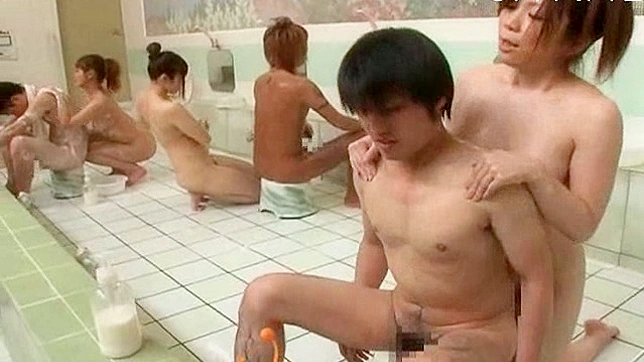 裸体娇小日本少女为壮汉做乳交服务