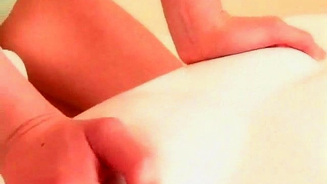 迷人的亚洲美女展示后门自我乐趣技巧