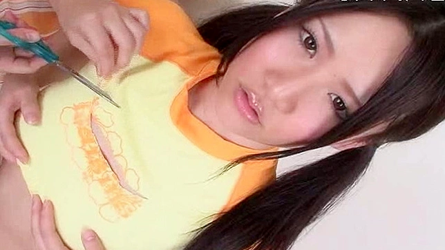 穿着高跟鞋的美丽性感亚洲少女正在吃冰淇淋。