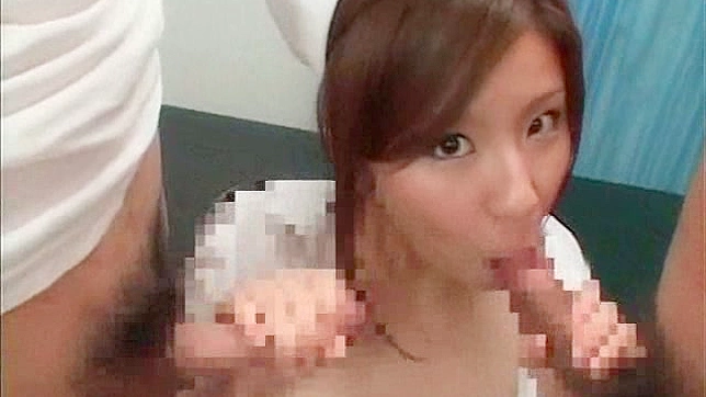 迷人的日本护士在医疗室里口交服务