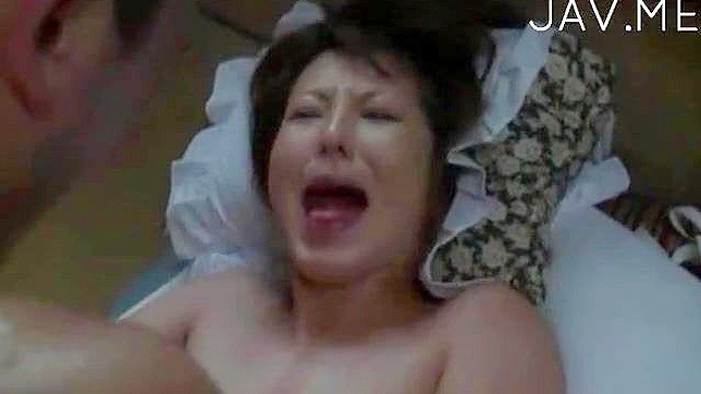 友善的日本女孩拥有小巧胸部在床上被激情做爱