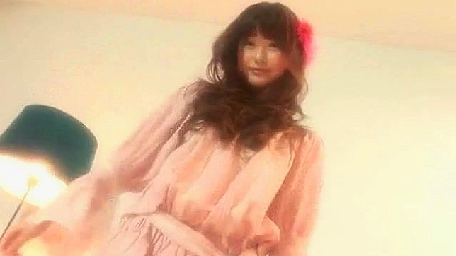 红发美女与邪恶日本女郎在户外独自行走。