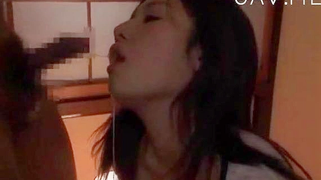 迷人的大胸日本美女正在吞下巨大阳具