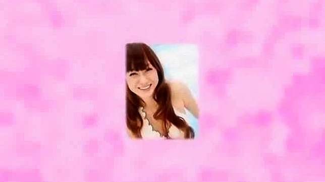 红发顺从的亚洲模特在海滩上摆姿势拍摄