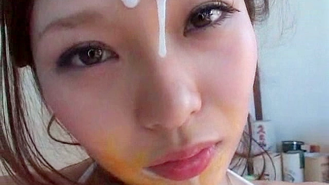 可爱日本少女跪在地上吸大阳具