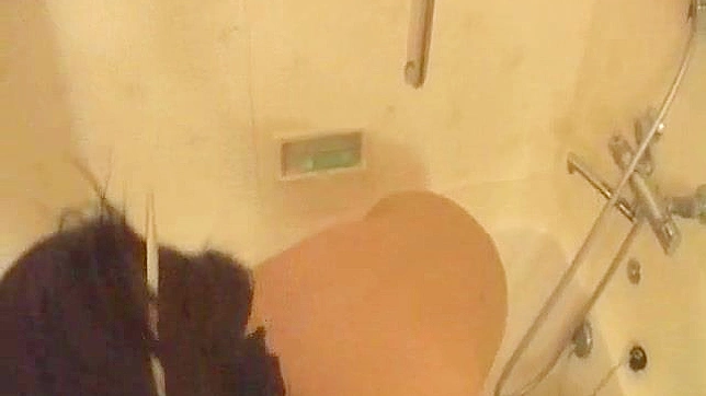 迷人的业余亚洲妹子在浴缸里给激烈的口交