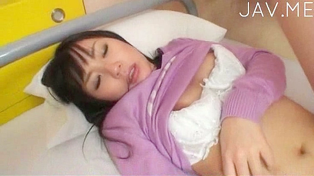 甜美的亚洲小宝贝用热切口交令人惊叹的体验