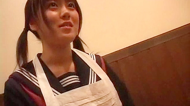 双马尾的亚洲少女穿着内裤正在为他口交