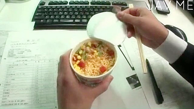 邪恶的日本少女用小奶子吸他的蛋蛋