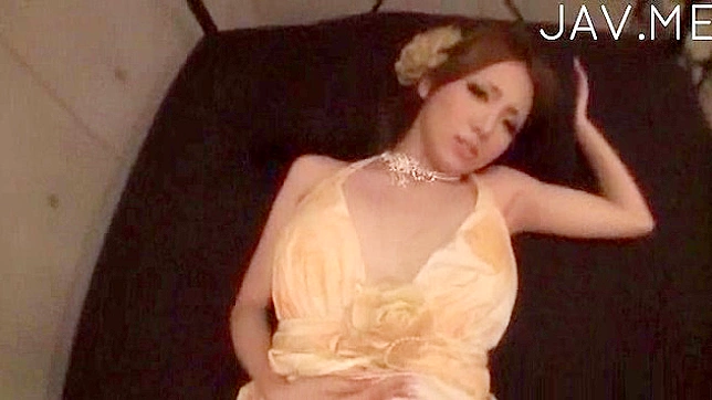 迷人的亚洲少女毛茸茸的私处正在吞咽粗壮的大屌。