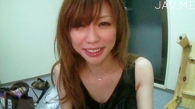 红发迷人的日本少女贪婪地吞咽滚烫精液
