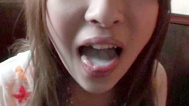 迷人的亚洲女孩跪着吞下甜甜的精液