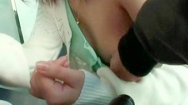 大胆的辣妹亚洲少女毛茸茸的小穴被手指深入探索