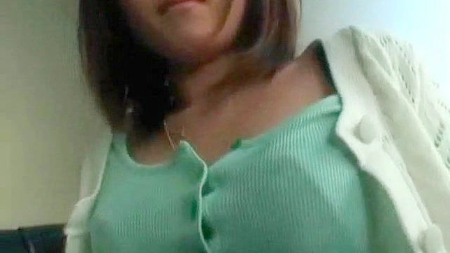 大胆的辣妹亚洲少女毛茸茸的小穴被手指深入探索