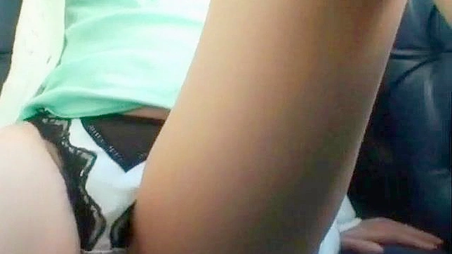 大胆的辣妹亚洲少女毛茸茸的小穴被手指深入探索