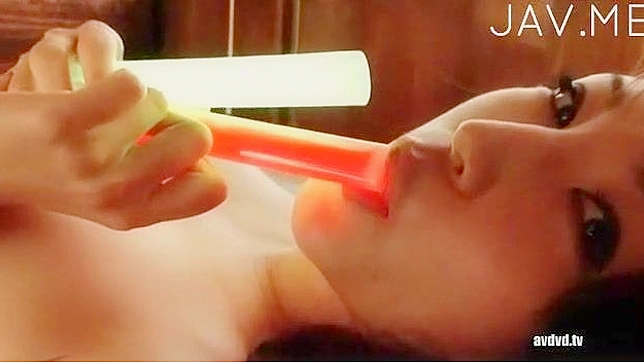 迷人的亚洲甜心带来的明确口交快感