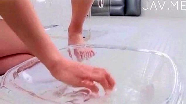 两个性感的亚洲女同性恋拥有狂热的需求