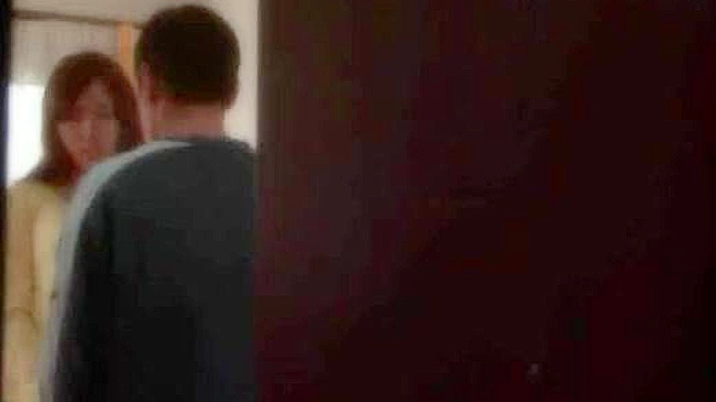 手铐束缚的亚洲美人接受淫荡阴唇爱抚