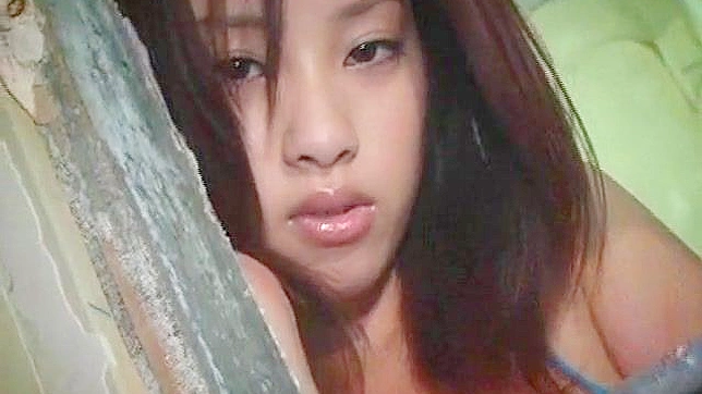 性感亚洲女郎在比基尼中展示她超赞的身体。