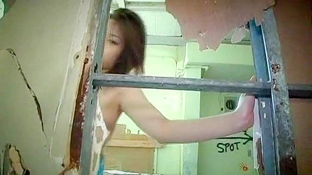 性感亚洲女郎在比基尼中展示她超赞的身体。