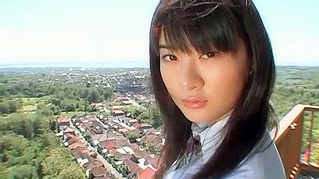 性感亚裔美人敞开接受狂野深度的冲击