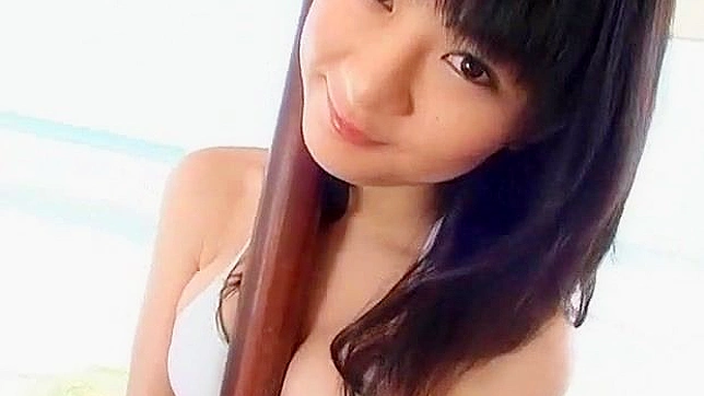 性感亚裔美人敞开接受狂野深度的冲击