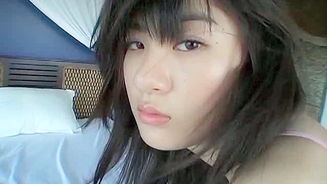 性感亚洲美女穿比基尼在海滩上分享她的火热身体