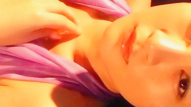 性感亚裔女郎穿内衣，欲望满满被挑逗得春心荡漾