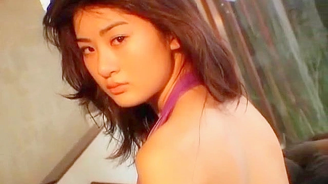 性感亚裔女郎穿内衣，欲望满满被挑逗得春心荡漾