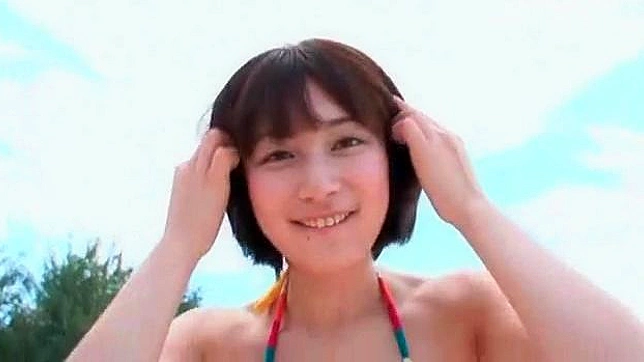 可爱的亚洲少女渴望分享她迷人的年轻身体