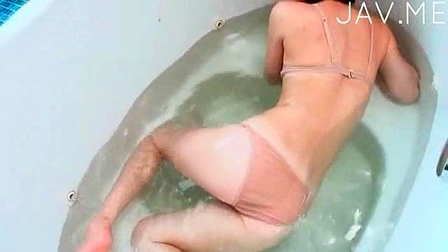 与羞涩的日本女孩在海滩上的完美约会