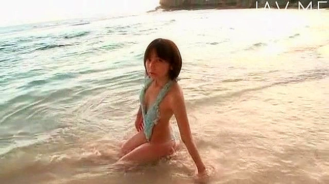 与羞涩的日本女孩在海滩上的完美约会