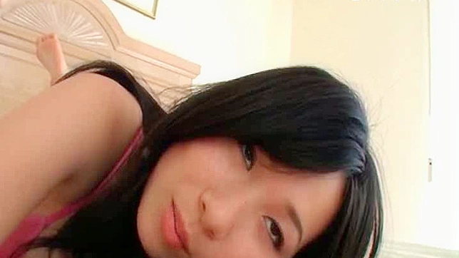 饥渴迷人的亚洲女郎穿着性感比基尼洗车