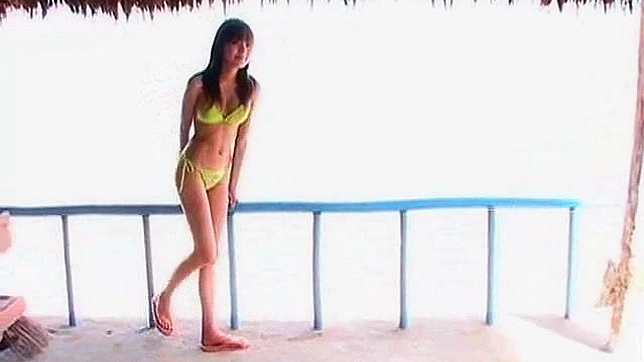 令人惊叹的亚洲美女分享她的火热身体