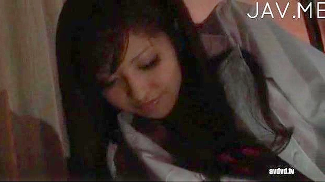 调皮的亚洲护士用她美丽的天然胸部迷住了人