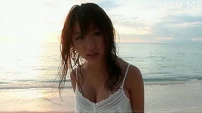 湿身比基尼亚洲妹渴望狂野性爱体验