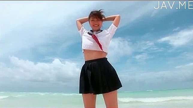 可爱的亚洲少女展示她年轻美丽的身体
