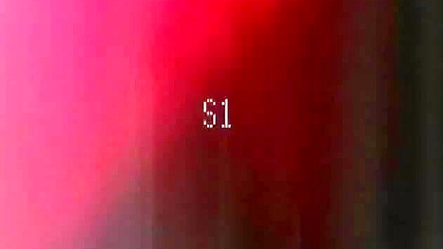 甜美的亚洲宝贝用性玩具刺激她的私处