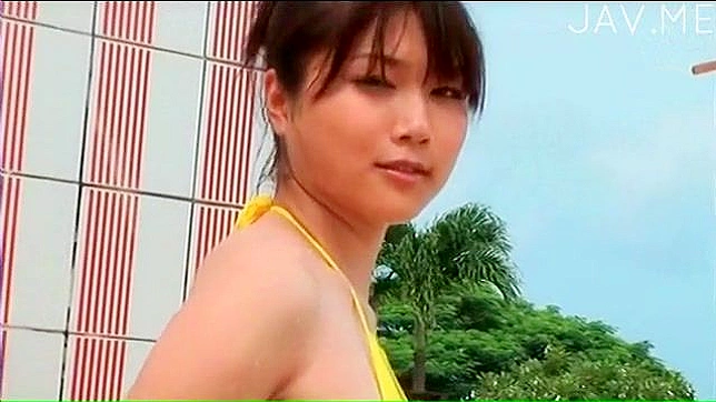 调皮亚洲女郎穿性感比基尼渴望狂野欢愉