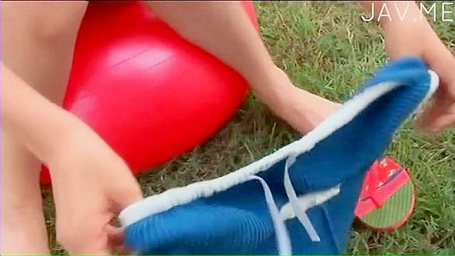 穿着比基尼的亚洲妹子渴望极限快感体验