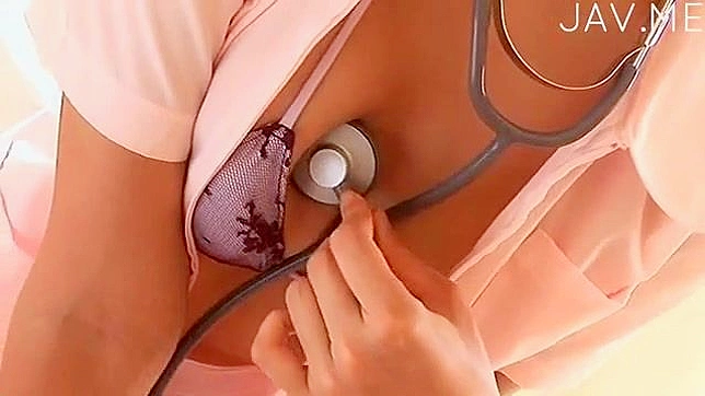 迷人的亚洲美女渴望狂野的胸部和下体刺激