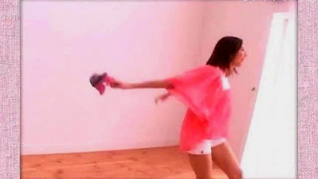 迷人的亚洲女孩丰满的胸部得到热情舔舐享受