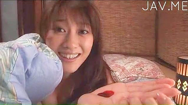 渴望的亚洲美女需要狂热性爱快感