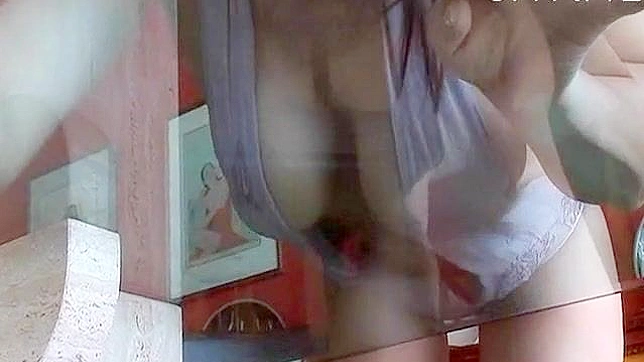 丰满迷人的亚洲美女穿着细带内衣在室内摆姿势