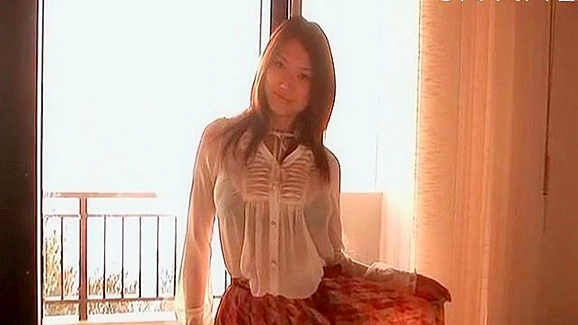 帅气性感的亚洲少妇大波妹在沙发上摆姿势