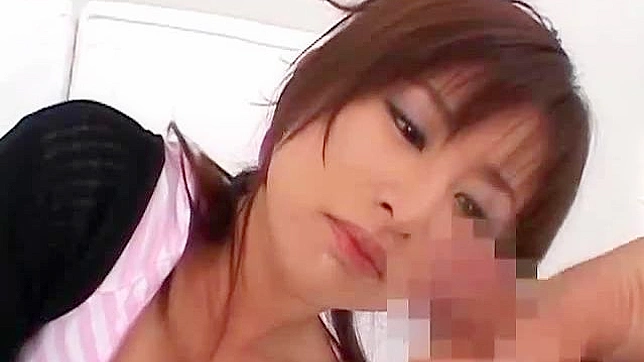 红发亚洲天使玩弄玩具插入她的阴道，场面搞笑至极。