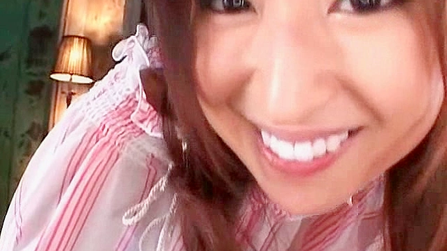 调皮欢快的日本少女正在吮吸粗壮阳具